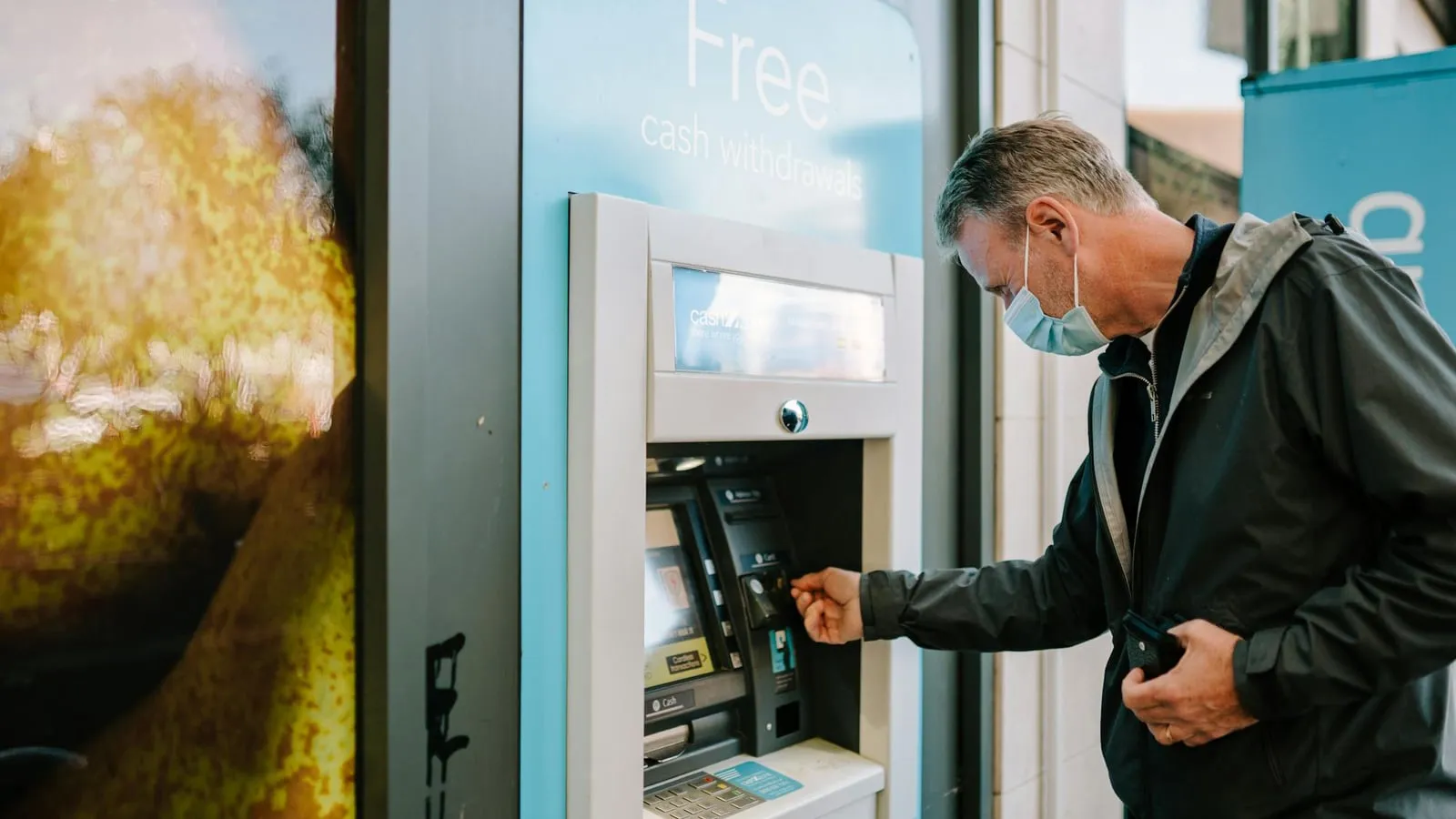 ATM kullanan kişi — Mayıs 2026 emekli maaşı ödeme takvimi, paradefter SGK Masası rehberi