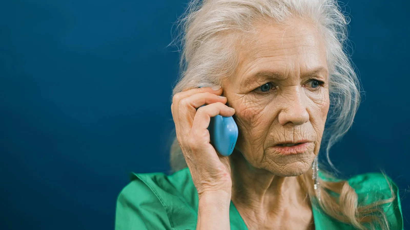 Telefonla konuşan endişeli emekli kadın — Bayram öncesi emekli aylığı yatmadı vatandaş deneyimleri, paradefter SGK Masası